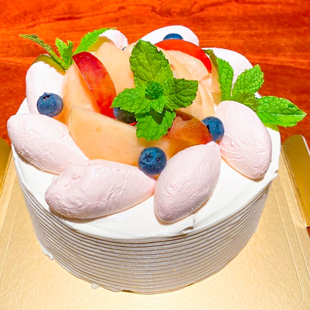 8月 季節のデコレーション 桃のケーキ